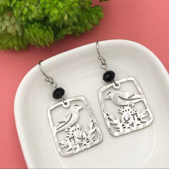 🌼 Silver Bird Sparrow Cut-out Open Dangle Earrings - Picture 1 of 2